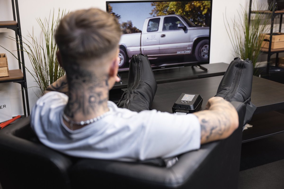 Self Care Sundays.

Relax and recharge in our RecoverBoots after a long week.

#selfcaresundays #recoverboots #relaxandrecharge #recoverfaster

recoverfaster.co.uk/products/recov…