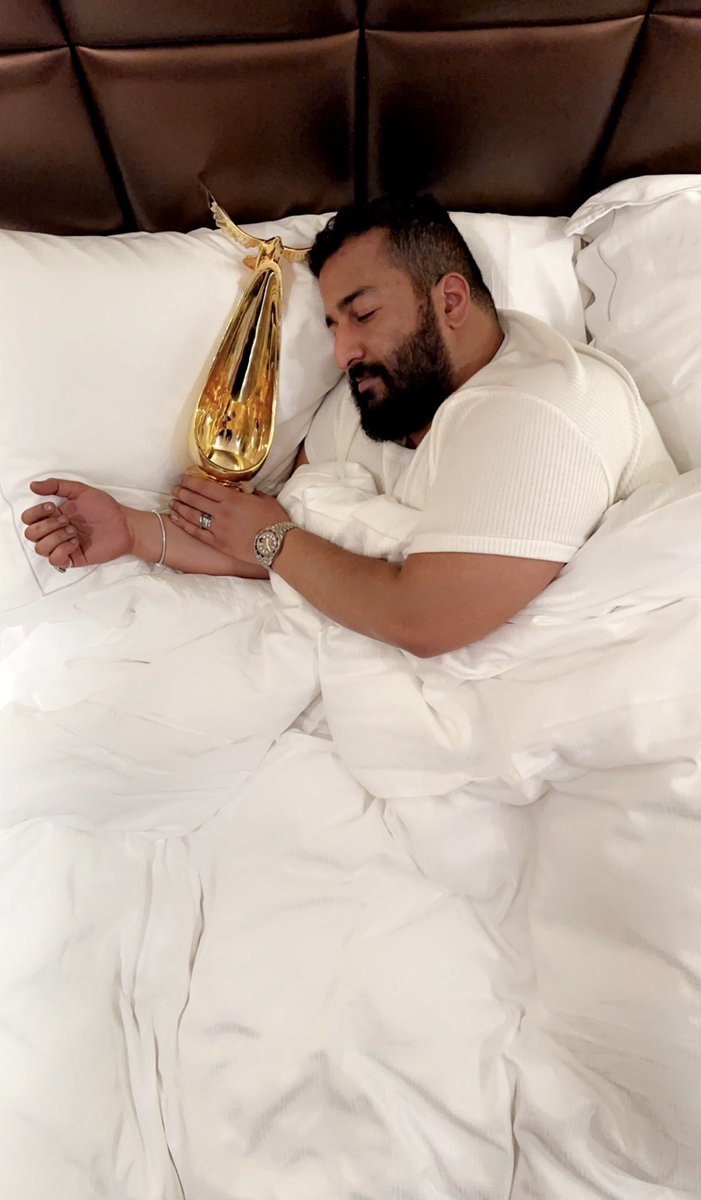 gorgeous4ew's tweet photo. ابراهيم الحجاج مع الجائزة على طريقة ميسي 😂❤️ https://t.co/TE4lFUWhPg