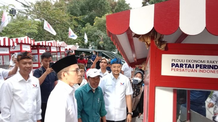 #PerindoJuaraBantuRakyat
Hary Tanoesoedibjo dan Perindo membangun Indonesia dengan cara membagikan gerobak-gerobak bagi pedagang agar ekonomi bisa tetap jalan dan sejahtera.