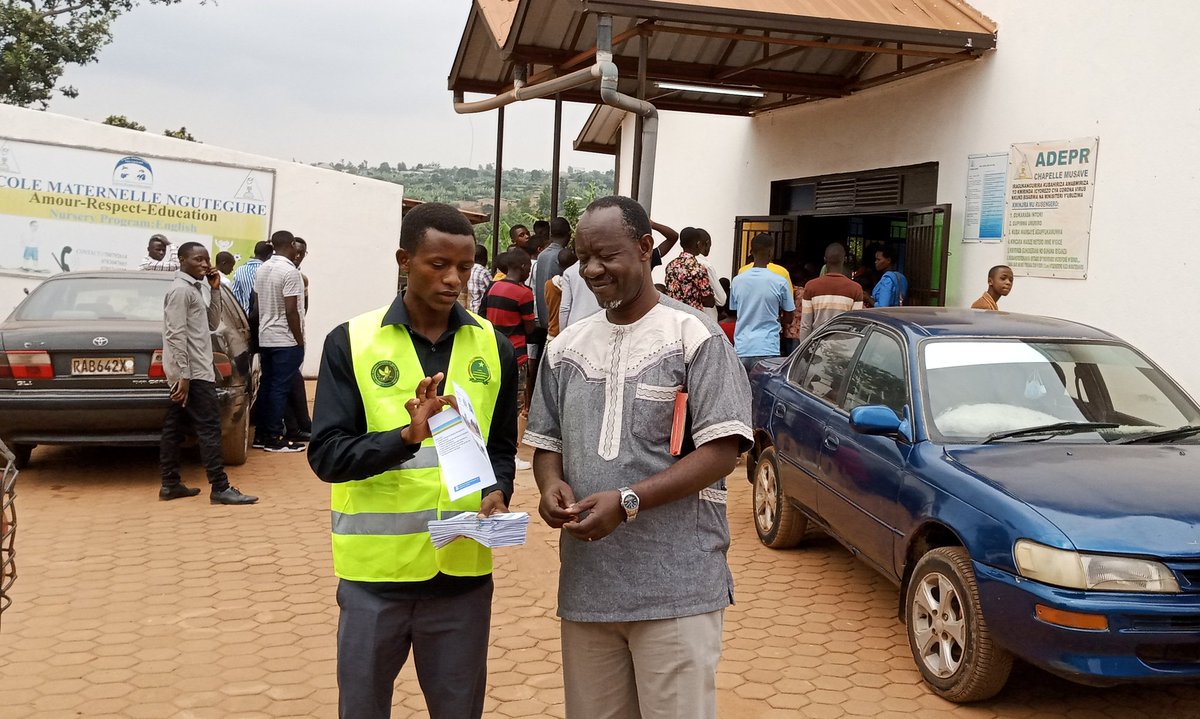 ndera_sector's tweet photo. Uyumunsi  mu murenge  wa #Ndera @Gasabo_District @CityofKigali ubukangurambaga bwakomereje ku nsengero  aho abakristo bashyikirijwe #impapuro ( depliant) ziriho ubutumwa bukangurira abaturage kwita ku isuku no kurwanya  imirire  mibi
@PudenceR 
@umwigemepo https://t.co/xe9A5J4Lfr