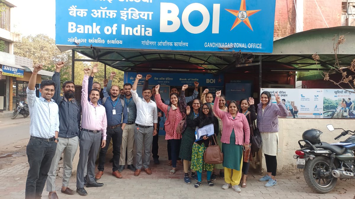 FOBOISU's tweet photo. बाधाएं आती हैं आएं
घिरे प्रलय की घोर घटाएं
पांवों के नीचे अंगारे
सिर पर बरसे यदि ज्वालाएं
अपने हाथों में हंसते हंसते
आग लगाकर जलना होगा
कदम मिलाकर चलना होगा
सम्मान से जीने के लिए लड़ना होगा
लड़ने के लिए जीना होगा 
संघर्ष का रास्ता सही रास्ता 
हड़ताल को एकजुट होकर सफल बनाए ! https://t.co/aiHEqp6Cea