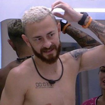 choquei's tweet image. Fred comenta sobre o cheiro de cigarro que Bruna está exalando: “Parece que eu tô deitado do lado de um charuto” #BBB23