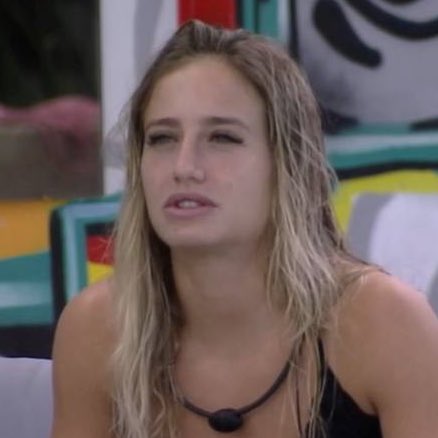 choquei's tweet image. Fred comenta sobre o cheiro de cigarro que Bruna está exalando: “Parece que eu tô deitado do lado de um charuto” #BBB23