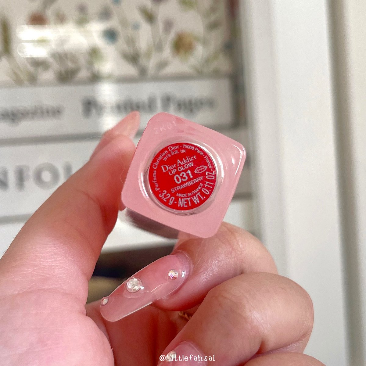 littlefahsai's tweet photo. สีใหม่ แบบล่าาาาาาสุด!!! Dior Lip glow 031 สตอเบอร์รี่! 🍓 เป็นสีแดงที่สวยและชัดมากกกก เหมือนกินสตอเบอร์รี่ไปแร้วสิบลูก สีชัด ทาทีเดียวจบ  เนื้อลื่น ไม่เหนียว ทาแล้วปากเย็น ฟิน สะใจ ใครสาวก Dior ลิปโกลต้องจัดแล้วมุ้ยยย 🪞 https://t.co/ROsMiiZIfx