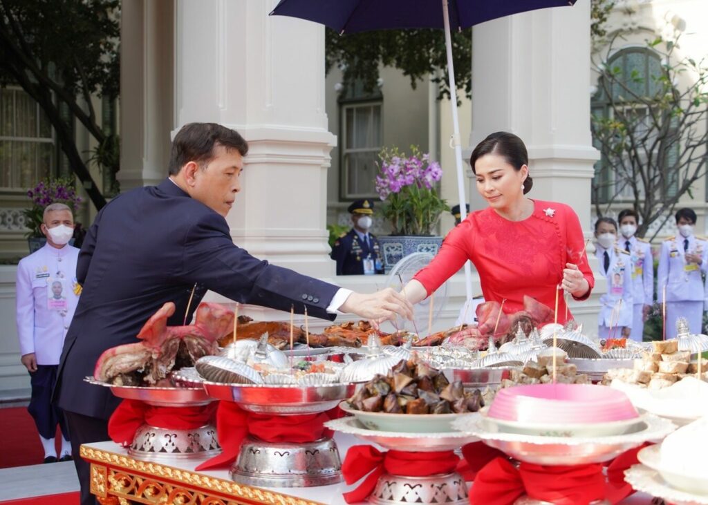 Shi_147's tweet photo. 👑💛💜๒๒ มกราคม ๒๕๖๖ เวลา​ ๑๕.๒๗ น.​ พระบาทสมเด็จพระเจ้าอยู่หัว และสมเด็จพระนางเจ้าฯ พระบรมราชินี เสด็จออก ณ บริเวณด้านหน้าพระที่นั่งอัมพรสถาน พระราชวังดุสิต ทรงประกอบพิธีสังเวยพระป้าย เนื่องในเทศกาลตรุษจีน พุทธศักราช ๒๕๖๖
#เรารักสถาบันพระมหากษัตริย์ https://t.co/N2ij5LpuDC