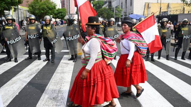 ¿Qué está pasando en Perú? ¿Qué rol están jugando los intereses del extractivismo? Como pasó en Chile, el pueblo peruano quiere cambiar la constitución neoliberal que desangra su territorio.💥🧵