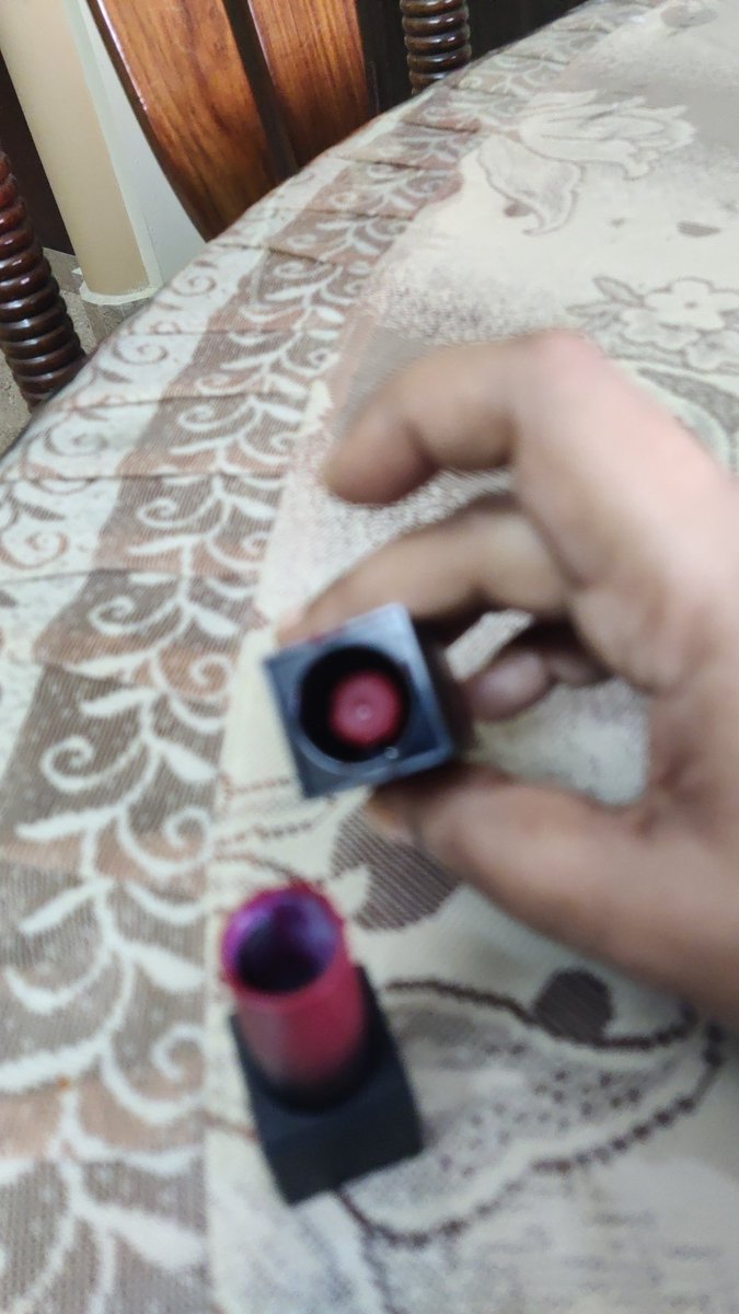 poojac125's tweet photo. @MyNykaa @hudabeautyshop @hudabeauty this is how a #hudabeauty #lipstick has been delivered by #nykaa . Was a gift for some1.#totalfail https://t.co/y5n6cKwm5p