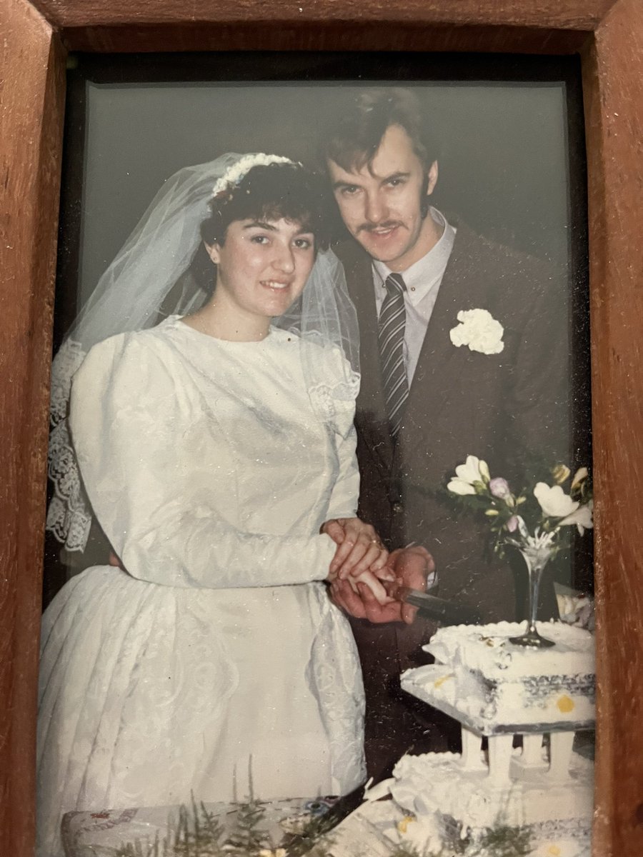 KirkMeesh91's tweet photo. Happy 40th wedding anniversary to our fabulous mum and dad @K_K1386 @Kirk30Kirk  #theymightkillmeforpostingthis https://t.co/Pe9x2bjsS5