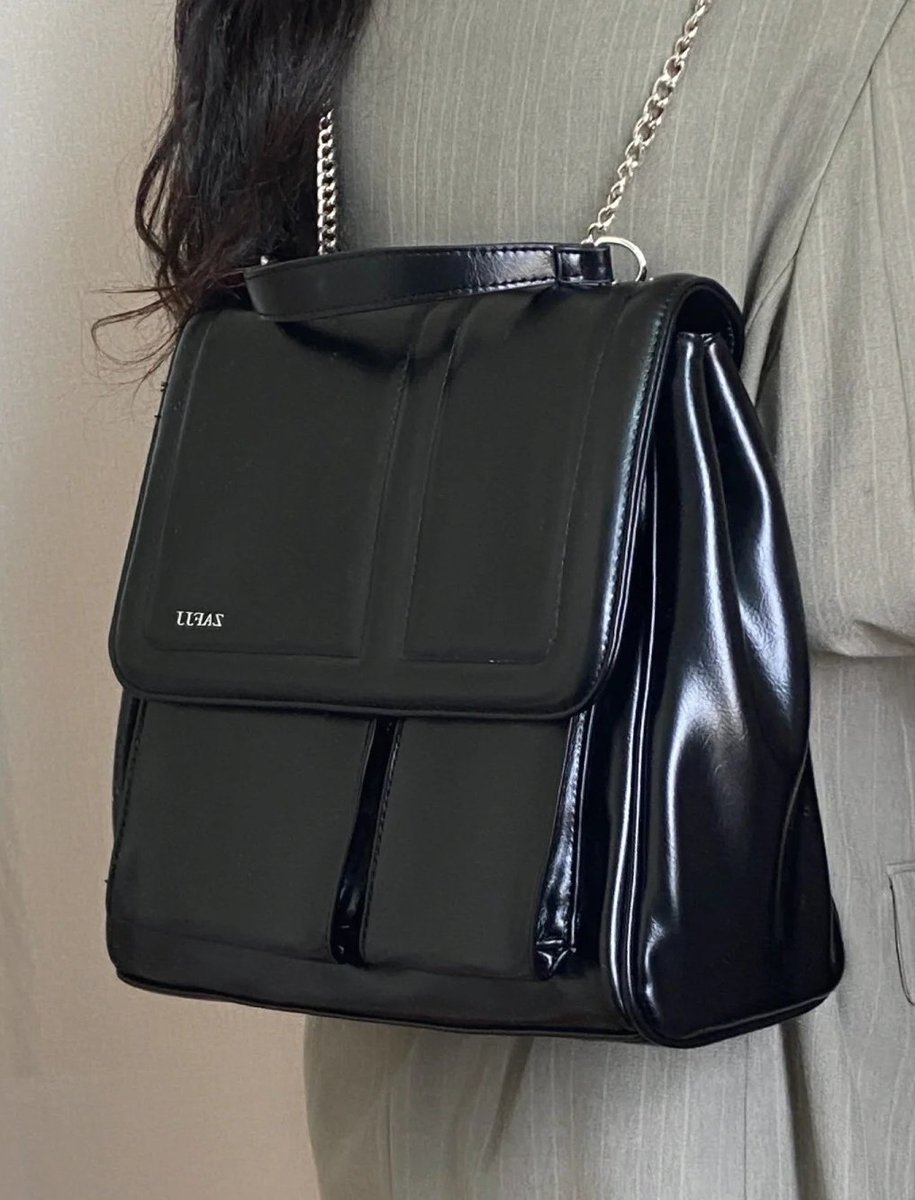 PiChal14's tweet photo. อหห มันจะมีสักกี่กระเป๋าวะที่ crossbody ได้แถมสะพายไหล่ได้;-; รุ่นนี้ช่องจัดระเบียบโคตรเยอะ ยัด ipad,หนังสือ และของจุกจิกลงไปพื้นที่ก็ยังเหลือๆ สวยลัคซูขนาดนี้ต้องมีเก็บละมึ้ยๆ🤧 https://t.co/ybAdsE2d45