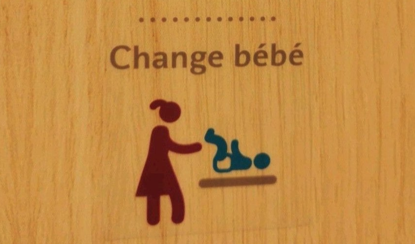 F_Desouche's tweet photo. SNCF : jugé sexiste et "archaïque", l'entreprise supprime un pictogramme représentant une femme changeant son bébé
https://t.co/MvYIKKrzlD https://t.co/tzhrE071Wo