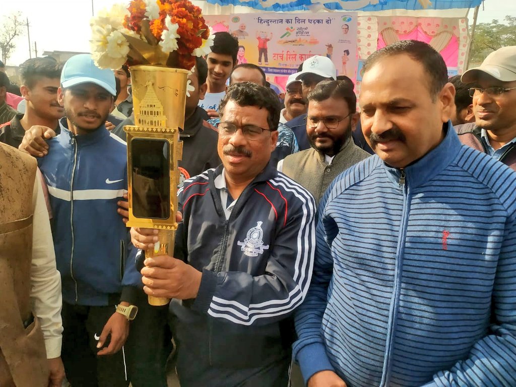 CollectorAgar's tweet photo. "हिंदुस्तान का दिल धड़का दो" #KheloIndiaYouthGames की टॉर्च का आगर मालवा जिले में भव्य एवं आत्मीय स्वागत
कलेक्टर कैलाश वानखेड़े,पुलिस अधीक्षक राकेश कुमार सगर ने टॉर्च को अपने हाथों में थाम कर नगर के प्रमुख मार्���ों से निकली रैली में शामिल हुए।#KheloIndiaInMP  #KIYG2022 #KheloIndia https://t.co/inmuyyqp1F