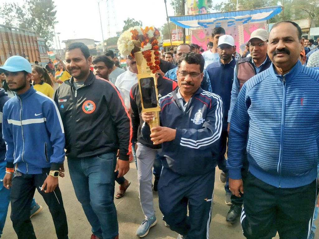 CollectorAgar's tweet photo. "हिंदुस्तान का दिल धड़का दो" #KheloIndiaYouthGames की टॉर्च का आगर मालवा जिले में भव्य एवं आत्मीय स्वागत
कलेक्टर कैलाश वानखेड़े,पुलिस अधीक्षक राकेश कुमार सगर ने टॉर्च को अपने हाथों में थाम कर नगर के प्रमुख मार्���ों से निकली रैली में शामिल हुए।#KheloIndiaInMP  #KIYG2022 #KheloIndia https://t.co/inmuyyqp1F