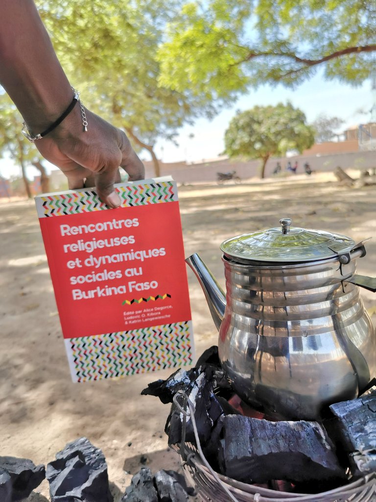 Aujourd'hui c'est dimanche 🤧 #ThéPartyLivre

Marque du thé: #Azawad

Auteurs de l'œuvre: Alice DEGORCE, Ludovic O KIBORA et Katrin LANGEWIESCHE

Titre: Rencontres religieuses et dynamiques sociales au Burkina Faso

Lieu: Saaba (#PALAISGOURMAND) 
#TL226 #lwili #BurkinaFaso