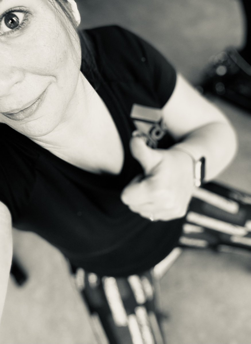 canton_amelie's tweet image. Dimanche, fin de la séance de  ̶t̶o̶r̶t̶u̶r̶e̶ sport ! Cardio, renforcement CAF, rameur et gainage. #Résolution2023