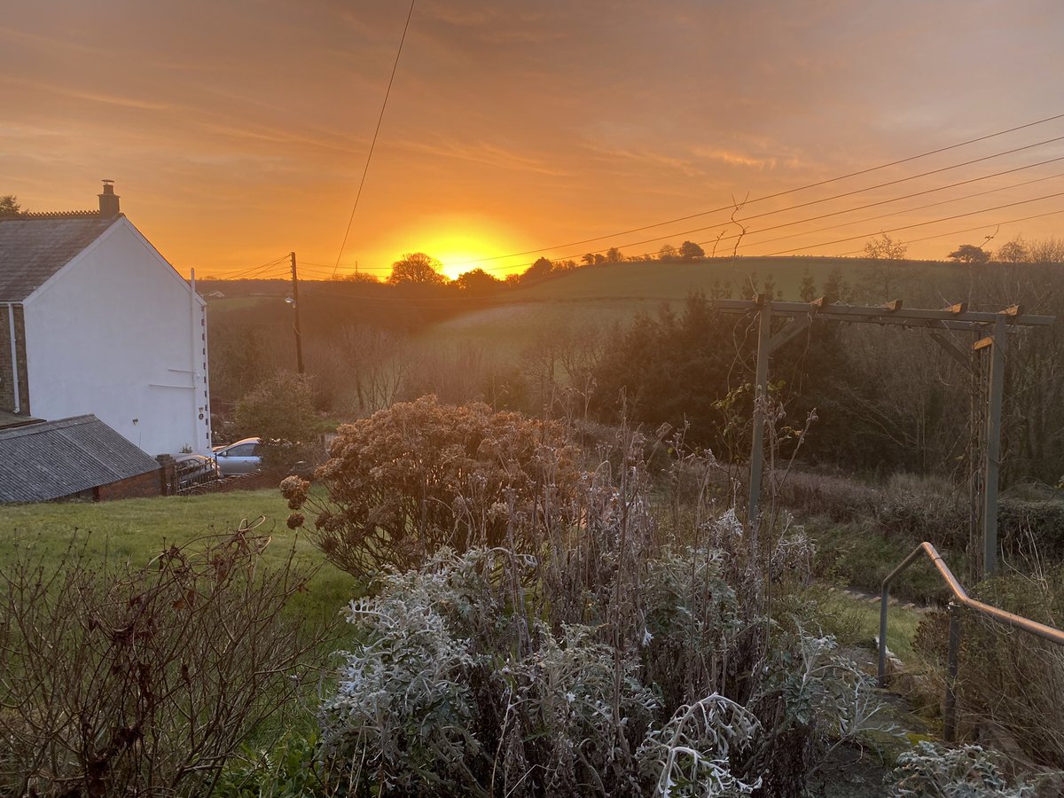 shallowrocks's tweet photo. Great start to the day - always love to see the sunrise on a winters morning🙏 #sunrise https://t.co/PAg7MXk9Q8