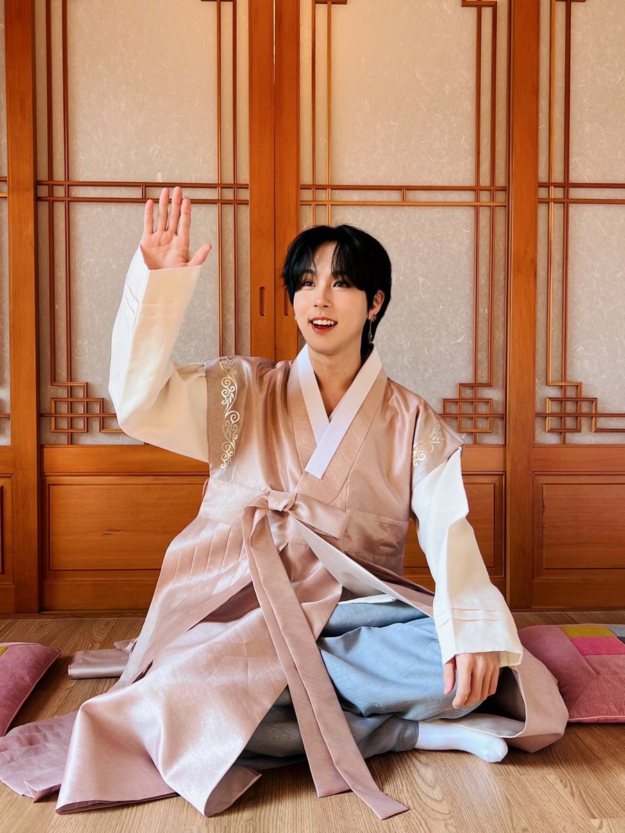 official_ONEWE's tweet photo. [#키아]
허허허 위브 왔능가~?💙
새해 복 많이 받으세요🐰 https://t.co/59H7nTiPT6