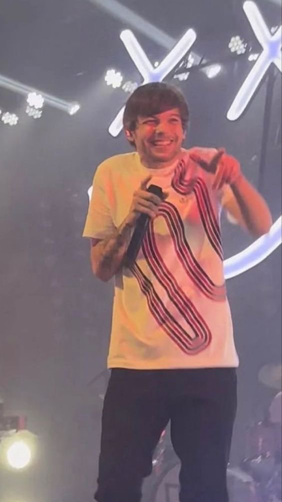 NiaLouLiaHarZ's tweet photo. I'm voting for #Louies for #BestFanArmy at the #iHeartAwards https://t.co/qJHiiILDQa