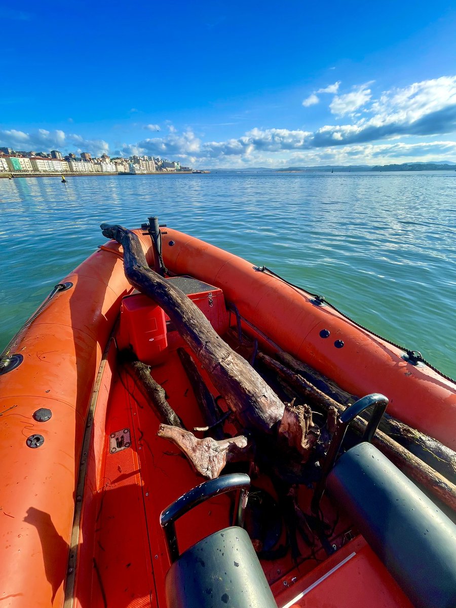 CRECantabria's tweet photo. Activa @salvamentogob #LSSantander tras petición de @port_santander para la retirada de elementos peligrosos para la navegación. Las crecidas de estos días han arrastrado gran cantidad de restos de los márgenes de los #ríos #SeguridadNáutica #Riesgos0 https://t.co/Yz4zVfDtAu