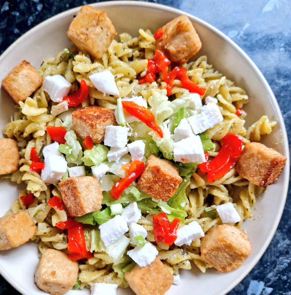 ChubbieVegan's tweet photo. Creamy vegan @SumaWholefoods pesto pasta, with @ViolifeFoods feta and fried crispy tofu.

#Vegan #meatfree #eggfree #dairyfree #whatveganseat #veganfood #plantbased #pasta #pesto #vegancheese #feta #tofu https://t.co/yYAeJEZvTR