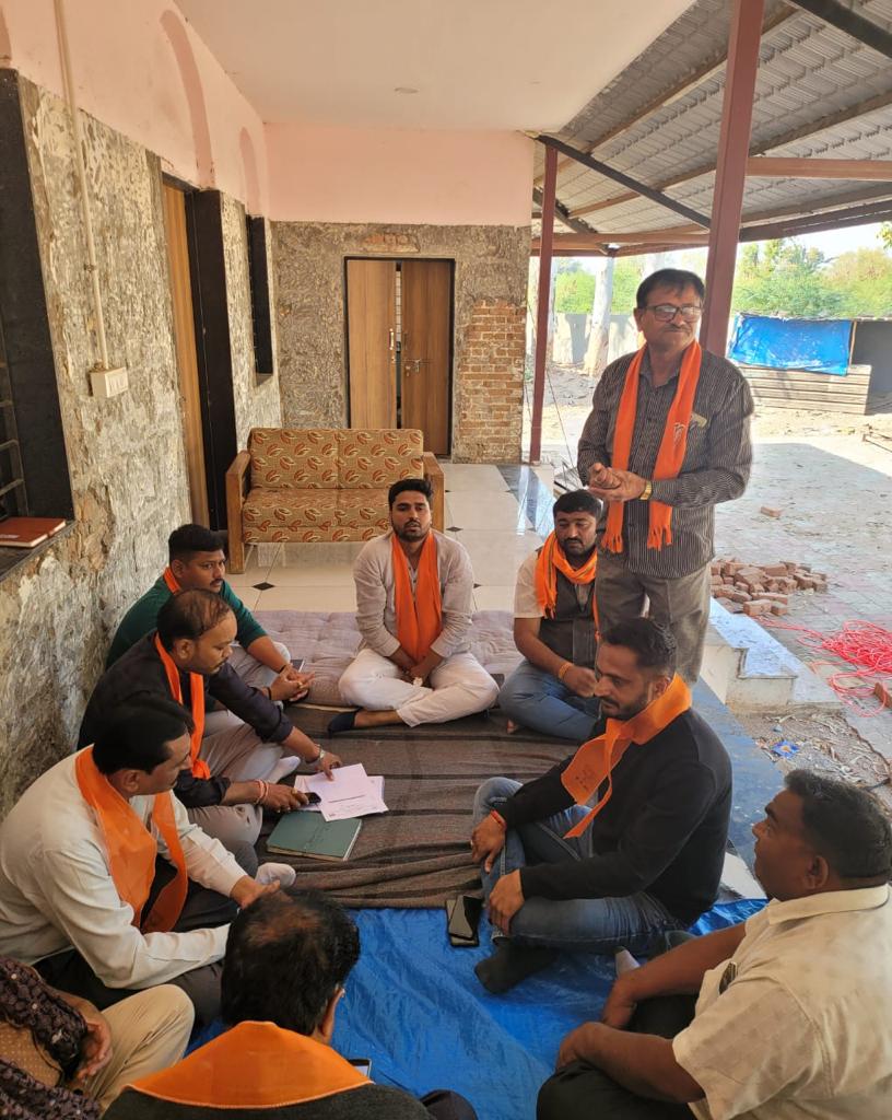 Digubhabjp's tweet photo. ભારતીય જનતા યુવા મોરચા ધંધુકા શહેર અને ધંધુકા તાલુકા મંડલ ની આગામી કાર્યક્રમ અનુસંધાને જૂના સર્કિટ હાઉસ ખાતે બેઠક યોજાઈ.@pradipsinhbjp @Randhirsinhbjp @HarshadGiriBJP https://t.co/uFaQrGDKNW