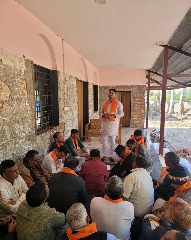 Digubhabjp's tweet photo. ભારતીય જનતા યુવા મોરચા ધંધુકા શહેર અને ધંધુકા તાલુકા મંડલ ની આગામી કાર્યક્રમ અનુસંધાને જૂના સર્કિટ હાઉસ ખાતે બેઠક યોજાઈ.@pradipsinhbjp @Randhirsinhbjp @HarshadGiriBJP https://t.co/uFaQrGDKNW