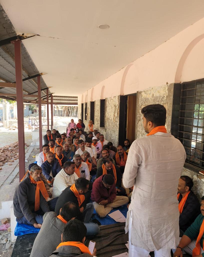 Digubhabjp's tweet photo. ભારતીય જનતા યુવા મોરચા ધંધુકા શહેર અને ધંધુકા તાલુકા મંડલ ની આગામી કાર્યક્રમ અનુસંધાને જૂના સર્કિટ હાઉસ ખાતે બેઠક યોજાઈ.@pradipsinhbjp @Randhirsinhbjp @HarshadGiriBJP https://t.co/uFaQrGDKNW