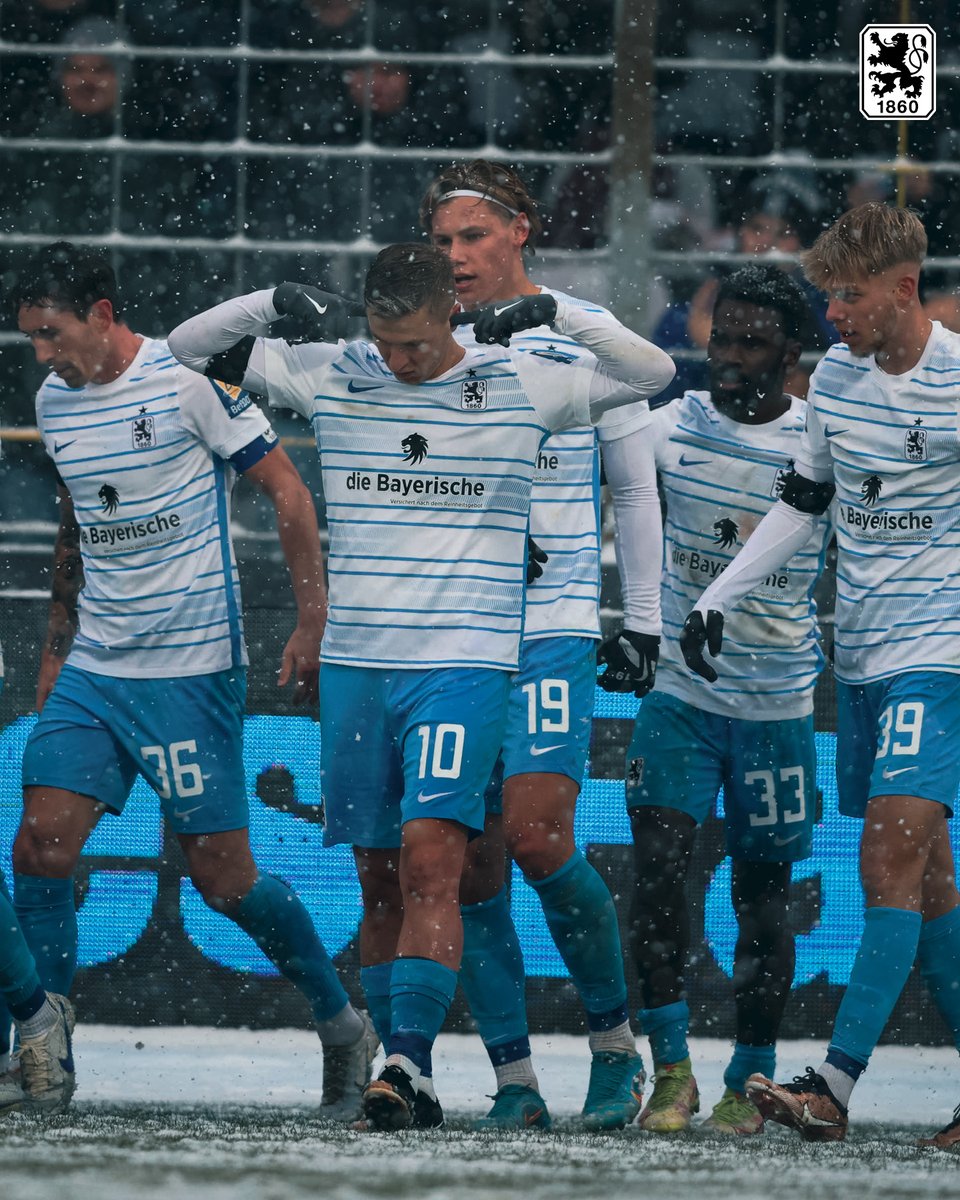 Eugeniogonza2's tweet photo. ⚽️ Tapándose los oídos. Así celebró ayer Martin Kobylański 🇵🇱 su tercer gol del curso con #1860München en la vuelta de la tercera alemana tras el parón. Triunfo sobre la nieve de los bávaros 3-1 contra #Zwickau con el polaco haciendo el tercer tanto de los suyos
#M60FSV #tsv1860 https://t.co/4vzHEaAuF1