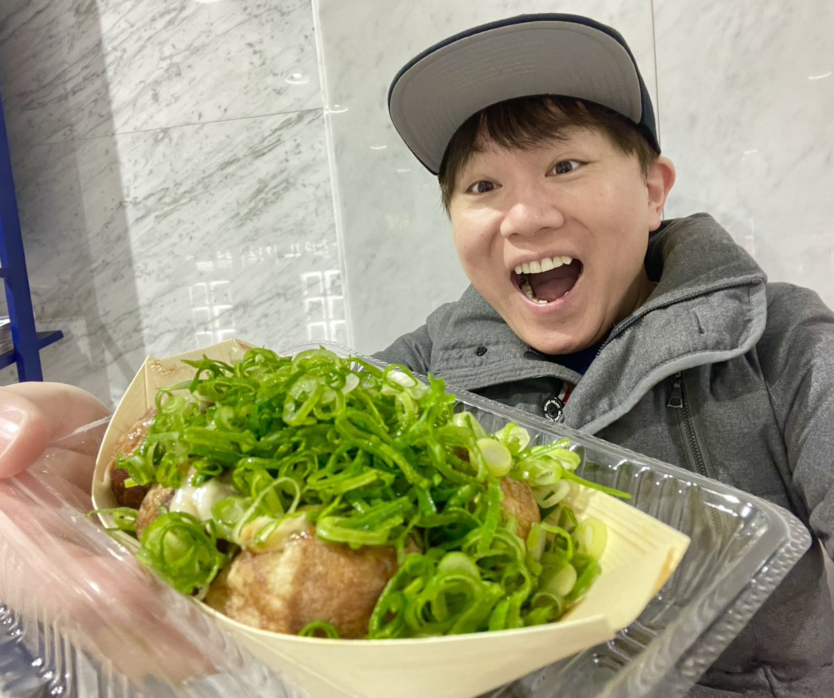 makoto_ishiwaki's tweet image. 大阪グルメ食べ歩き、ラストは毎回東京帰る前に大阪駅近くで食べてるたこ焼き。
「はなだこ」さんのたこ焼きは、毎回並ぶけど、やはり食べたくなる。
今回は持ち帰りしました。
#はなだこ
#たこ焼き
#大阪グルメ