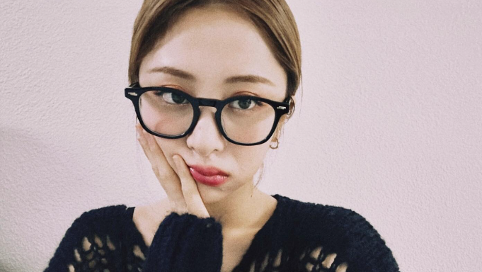 yunjin + glasses will always leave me dead