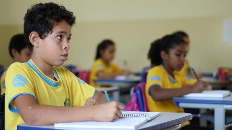wellingtonsaloa's tweet photo. Vejo com preocupação o gráfico de quedas no número de alunos matriculados no município de Saloá entre os anos analisados de 2017 à 2021.

Precisamos de uma política pública de educação municipal que facilite a vida escolar dos estudantes e contínuos investimentos aos professores https://t.co/sWUkvgmwfQ