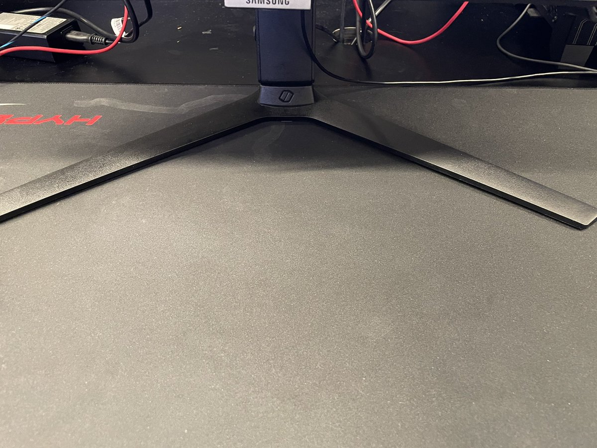 oh_Nocturnal's tweet image. There’s a special place in hell for whoever normalized this style of monitor stands