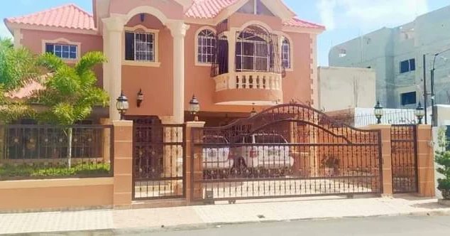 DEINMUEBLES_'s tweet photo. #Deventa:Casa hermosa y espaciosa de dos niveles en Prado Oriental, Santo Domingo Este. Zona Oriental.
#Características:
439 mts2 terreno
540 mts2 construcción
#Contacto: (829) 706-3939 https://t.co/Sd111RkPyY