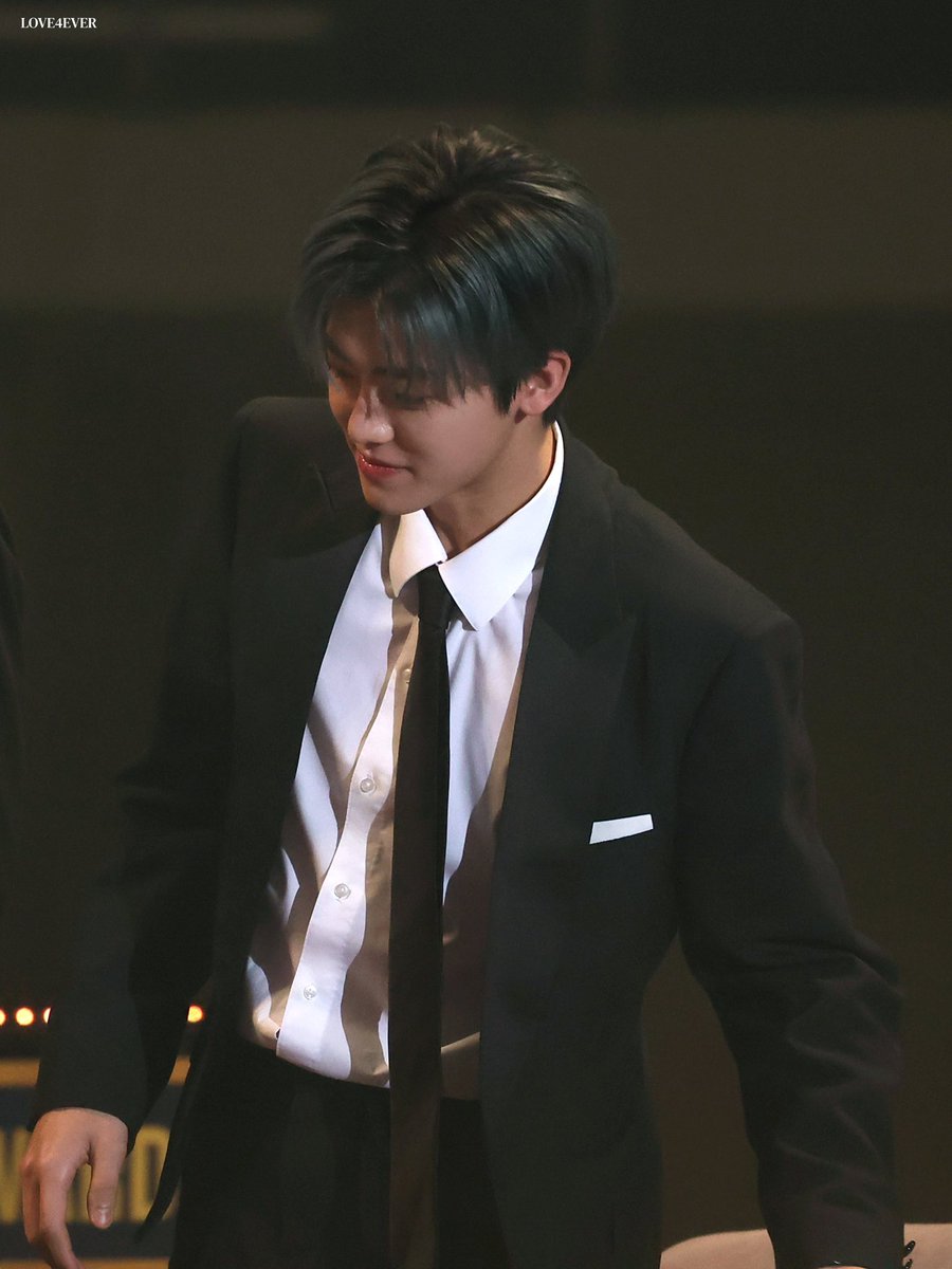 หล่อว่ะ หล่อแบบหน้าหล่อ มาดเมิดคือหล่อ ยิ้มหล่อยืนหล่อ ทุกอย่างเป็นกระทำที่หล่อ ตัวพี่ก็พ่อเกิน