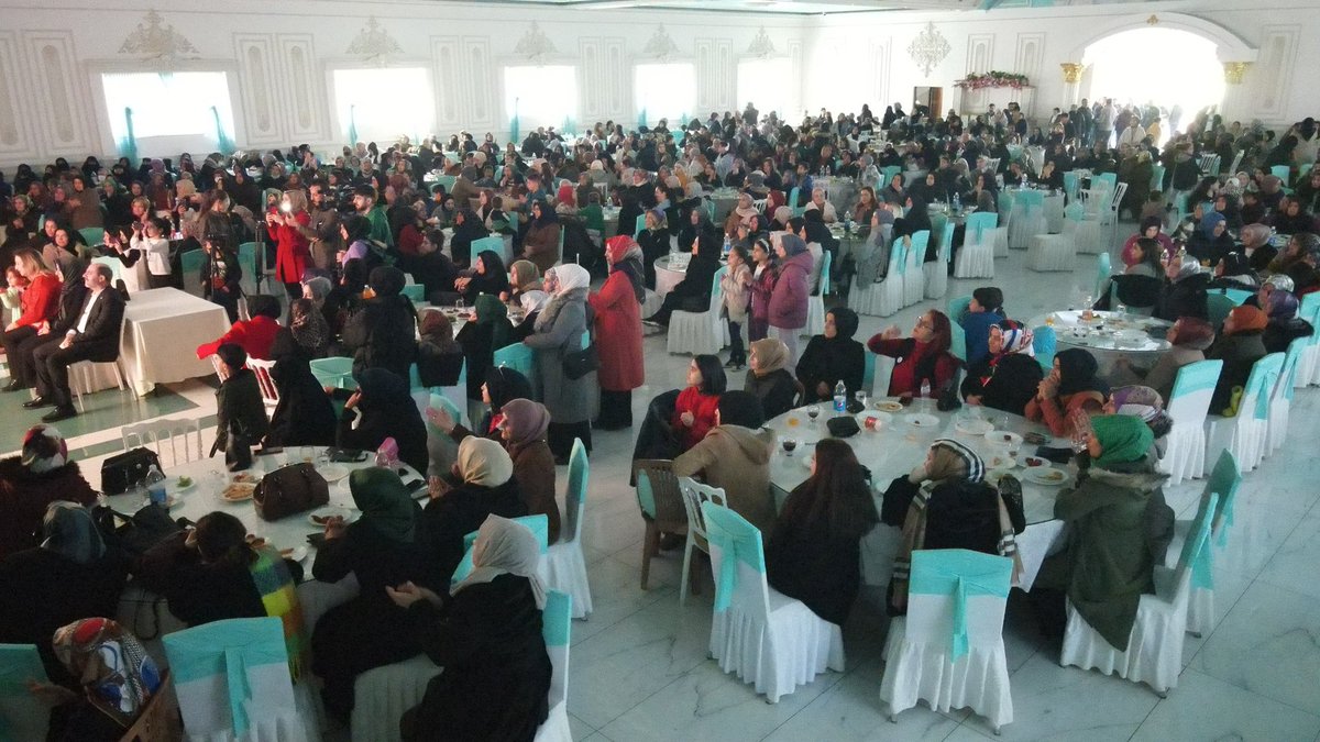 ZiyaSozen's tweet photo. Coşkumuz ve heyecanımız gene salonlara sığmadı. Bingölden Cumhurbaşkanımıza desteğimizi haykırdık. 
Bingölün yiğit ve cesur kadınlarına destekleri, coşkuları ve heyecanları için sonsuz teşekkür ediyorum. @aysekesir @RTErdogan @BY @NumanKurtulmus @erkankandemir @hsaglar https://t.co/rCkoOl0hX9