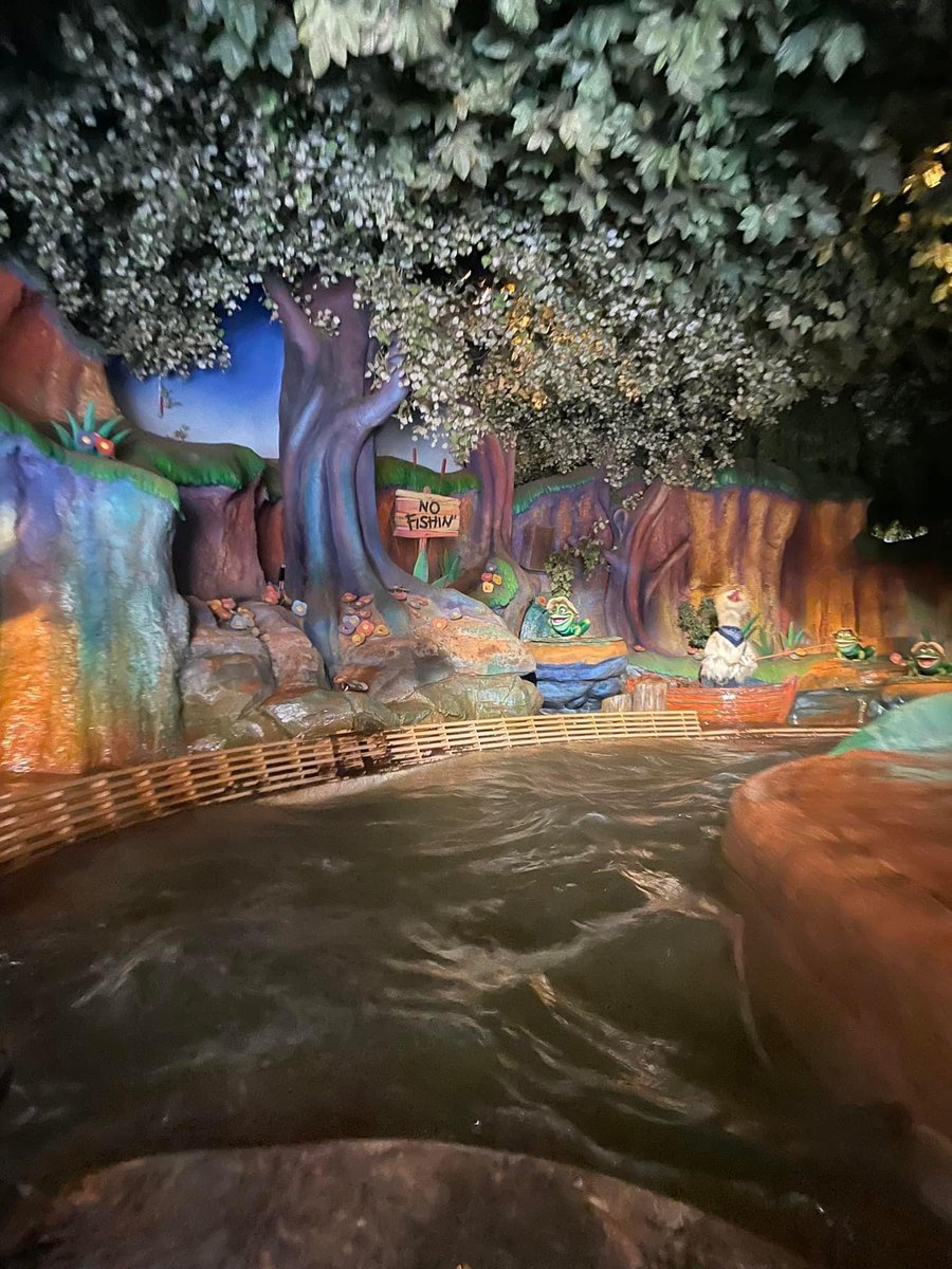 Onlyhereforfu11's tweet photo. Honestly, it was time for a revamp. It doesnโt mean the memories are gone. We will hear new music, see new a new theme, and make new memoriesโฆ.. to which my eyes will still be closed on the drop! ๐๐๐ #splashmountain #itsclosingtime #memories #goodtimes https://t.co/FGvUsJF3BS