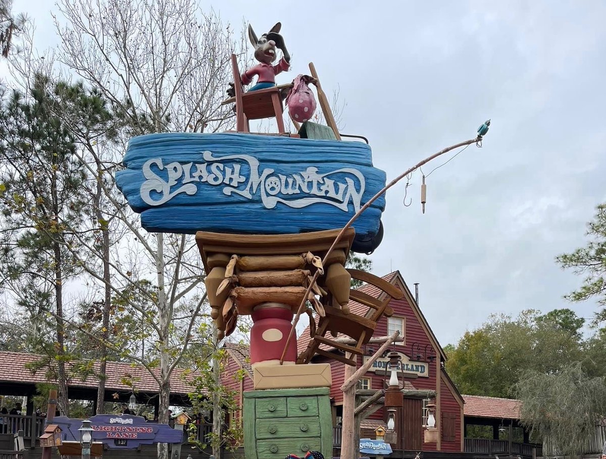 Onlyhereforfu11's tweet photo. Honestly, it was time for a revamp. It doesnโt mean the memories are gone. We will hear new music, see new a new theme, and make new memoriesโฆ.. to which my eyes will still be closed on the drop! ๐๐๐ #splashmountain #itsclosingtime #memories #goodtimes https://t.co/FGvUsJF3BS