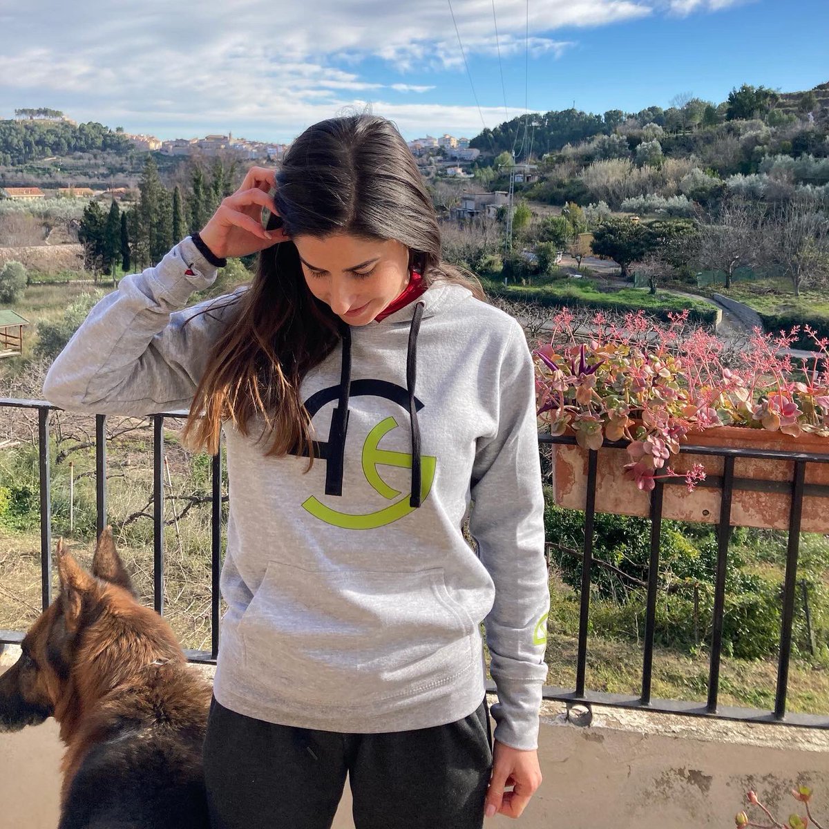 Muchísimas gracias <a href="/kike_siscar/">Kike Siscar🎾♿️</a> 

Ahora ya puedo seguirte en las pistas vestida con tu equipación. Nunca dejes de soñar🎾
 
Gracias también a @PedroYony por darnos a conocer parte de tu mundo. 

#pasicoApasico #tenisensilladeruedas #sports #paralimpictennis #tenisparalimpico