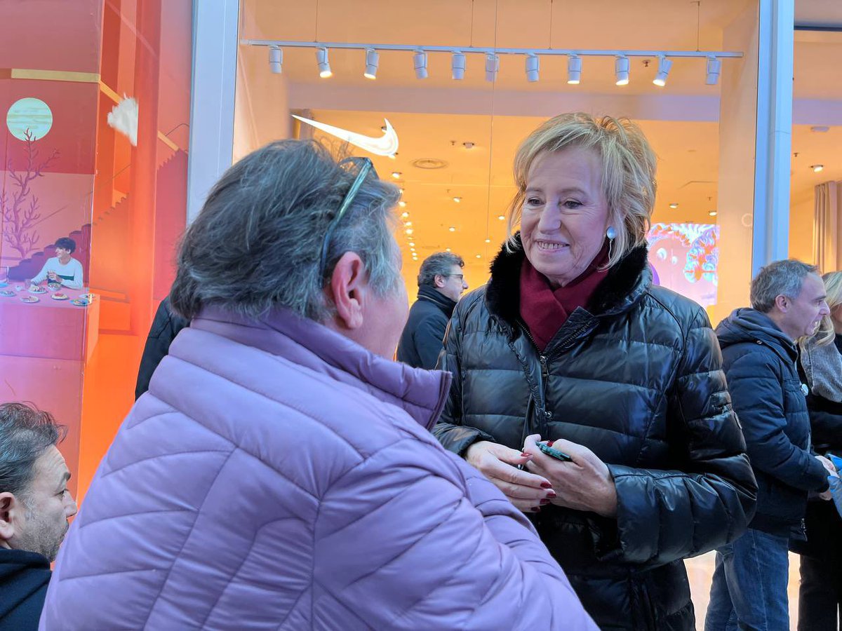 Primo pomeriggio al Centro Commerciale Milanofiori di Assago per un caffè con i candidati della mia lista civica. Una passeggiata e tanti incontri tra le vetrine. E quanti consigli e quanti incoraggiamenti! 
Il giorno del voto, per una Lombardia davvero migliore si avvicina!
