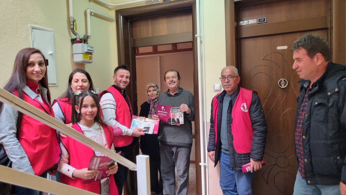 LasunMustafa's tweet photo. #KonyaKılıçdaroğlu gönüllüleri olarak bugün ev ziyaretleri ve esnaf ziyaretlerinde bulunup genel başkanımızın politikalarını anlattık. Milletvekili aday adayımız avukat Barış Bektaş'da bizimleydi. Maddi durumu iyi olmayan ailelerimize yardımda bulundu. https://t.co/8Dz03NZjxu