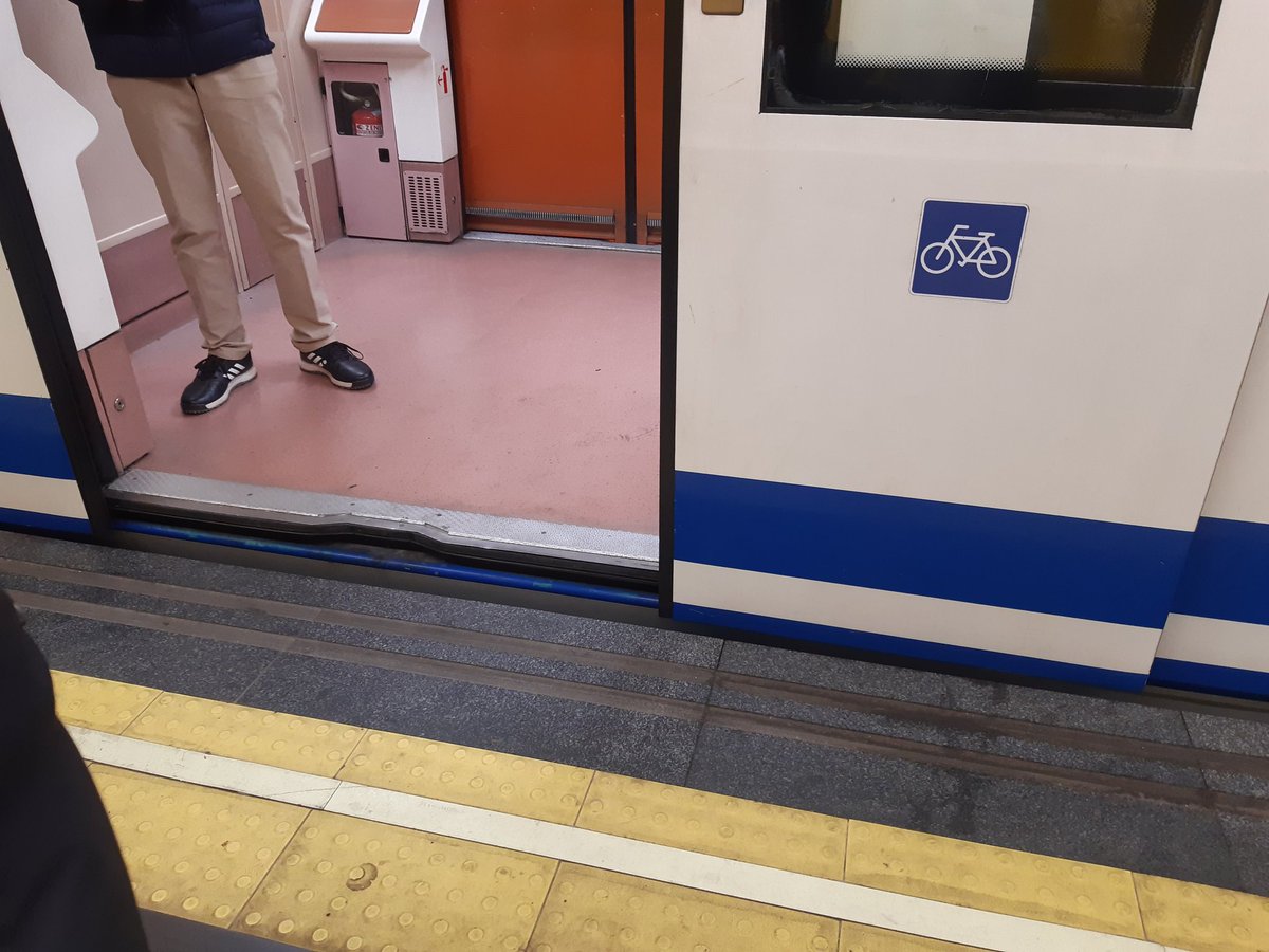 BsMtriz's tweet photo. Ya van 3 metros seguidos de la línea 5 que no tienen rampa para acceder.
¿Metro accesible? #accesibilidad #metro 
@metro_madrid @EMTmadrid https://t.co/ntGObKTvRS