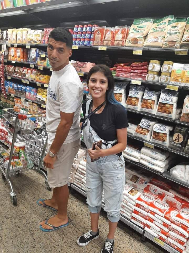 vaievem_futebol's tweet photo. Mentalidade da Europa. Aqui um jogador se acha um deus,  ignorando as pessoas "comuns". Alguém já viu Neymar num supermercado? Suárez é maior que ele. Não sou gremista mas torço por ele.

Ananias https://t.co/EmqTYhiWEb