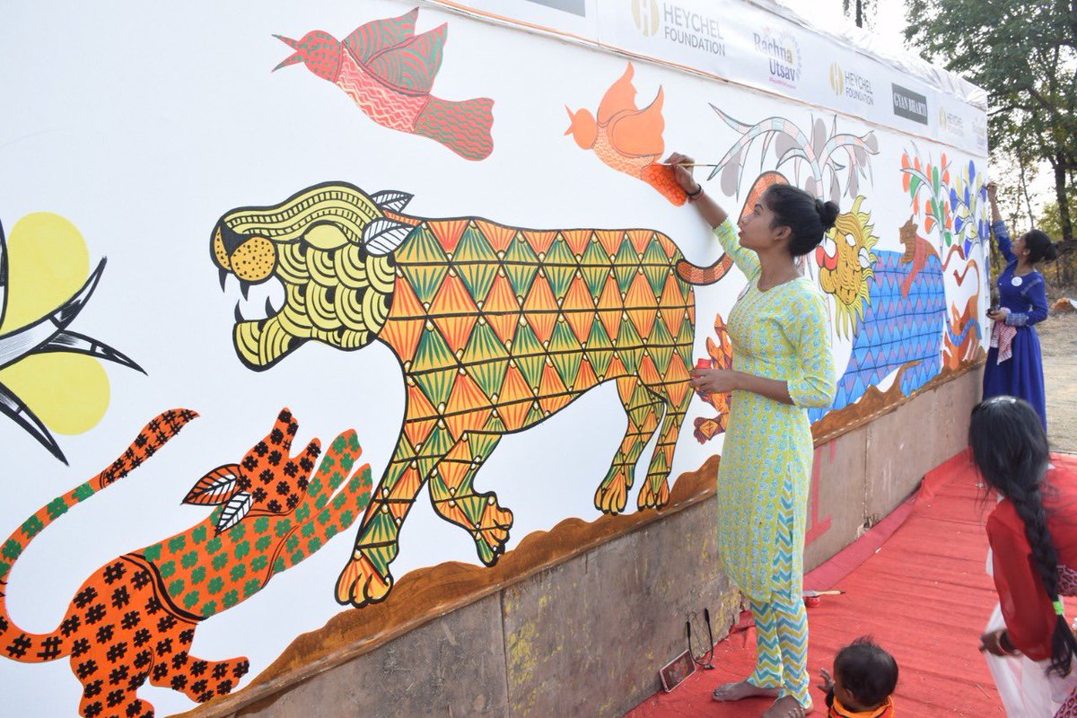 MinOfCultureGoI's tweet image. @igrms &amp;amp; Heschel Foundation organized  #RachnaUtsav on 21st &amp;amp; 22nd Jan’23 at the coastal village open-air exhibition complex. To promote tribal art and culture, 35 Gond artists to create a 75m long World longest Gond Painting.

#AmritMahotsav #GondArt

(1/2)