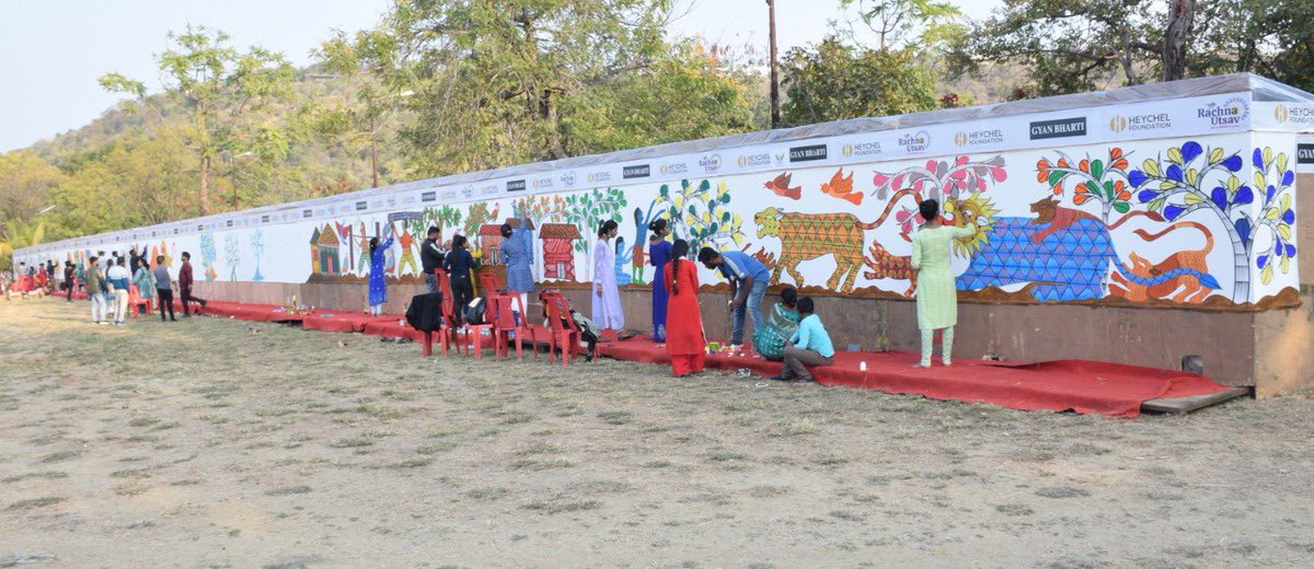 MinOfCultureGoI's tweet image. @igrms &amp;amp; Heschel Foundation organized  #RachnaUtsav on 21st &amp;amp; 22nd Jan’23 at the coastal village open-air exhibition complex. To promote tribal art and culture, 35 Gond artists to create a 75m long World longest Gond Painting.

#AmritMahotsav #GondArt

(1/2)