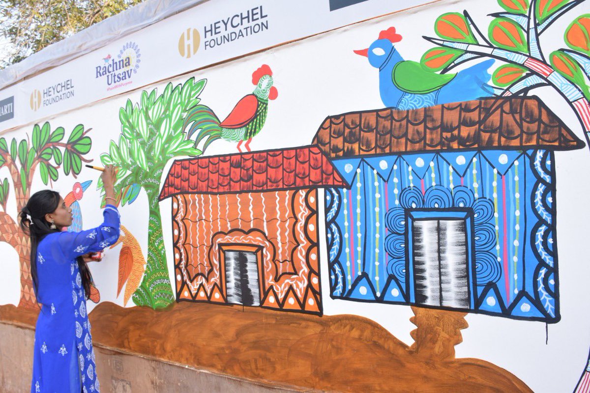 MinOfCultureGoI's tweet image. This painting is on 'Tigers of India’. To paint this historic canvas, students from many city schools &amp;amp; colleges have also participated with the artists. Students &amp;amp; senior artists have also exhibited their art at an innovative outdoor art project.

#AmritMahotsav #GondArt

(2/2)