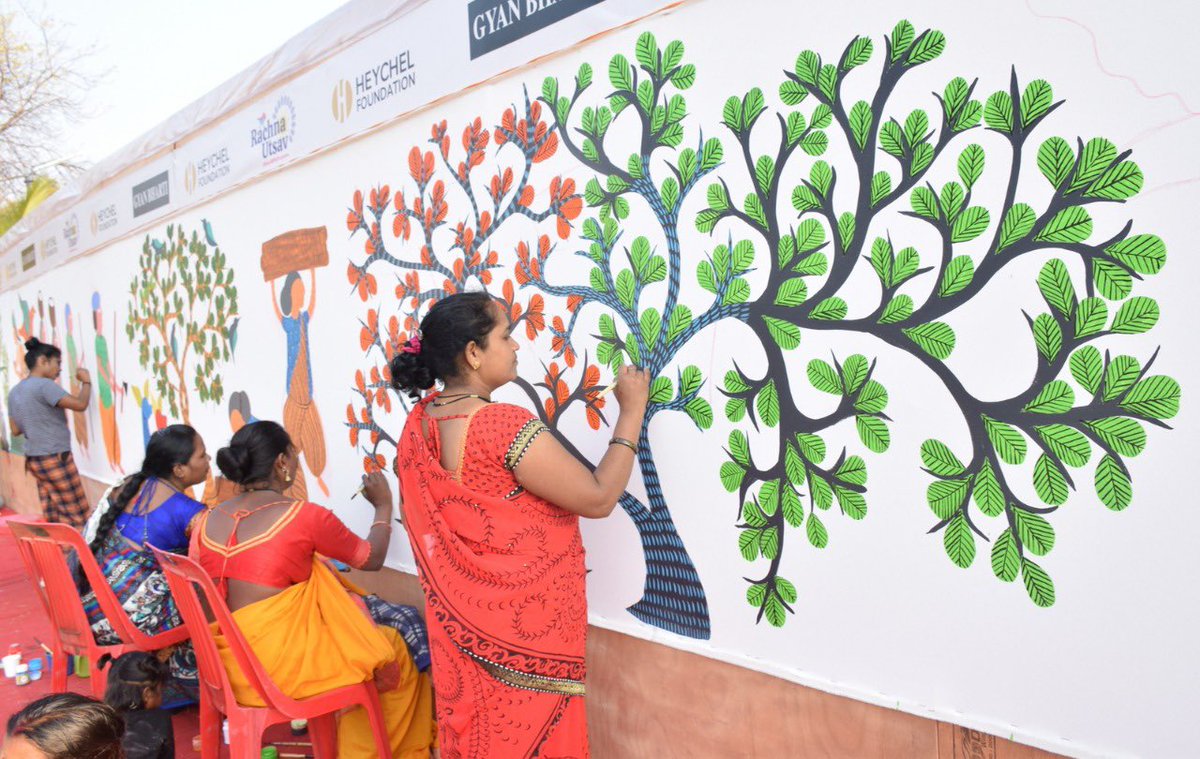 MinOfCultureGoI's tweet image. This painting is on 'Tigers of India’. To paint this historic canvas, students from many city schools &amp;amp; colleges have also participated with the artists. Students &amp;amp; senior artists have also exhibited their art at an innovative outdoor art project.

#AmritMahotsav #GondArt

(2/2)