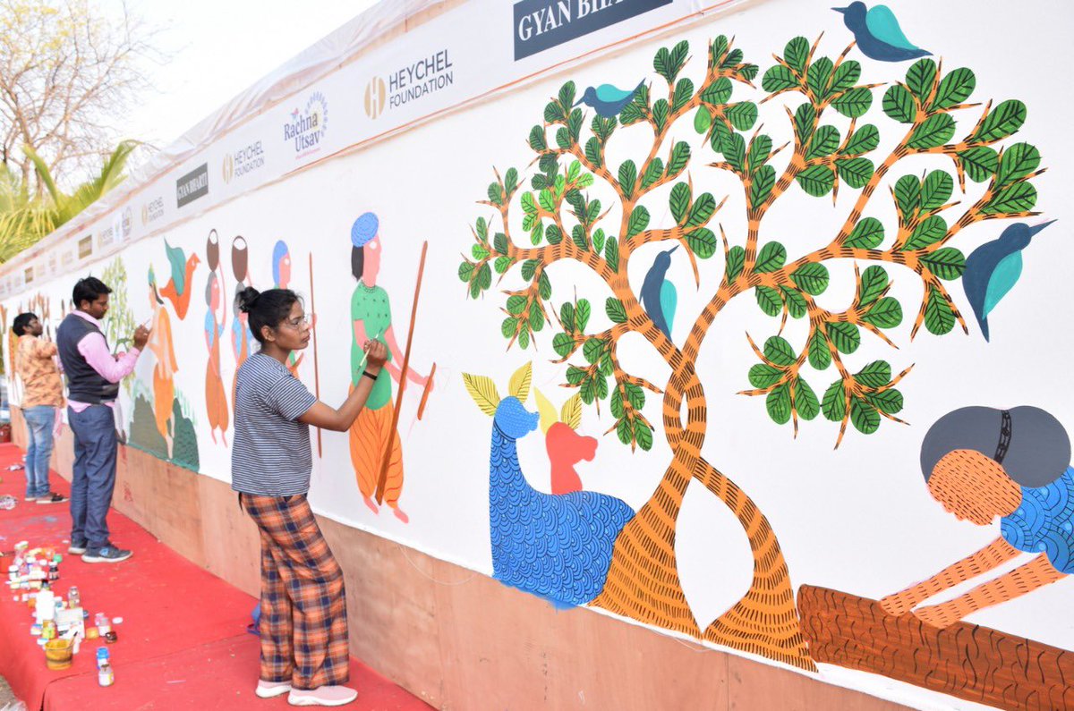 MinOfCultureGoI's tweet image. This painting is on 'Tigers of India’. To paint this historic canvas, students from many city schools &amp;amp; colleges have also participated with the artists. Students &amp;amp; senior artists have also exhibited their art at an innovative outdoor art project.

#AmritMahotsav #GondArt

(2/2)