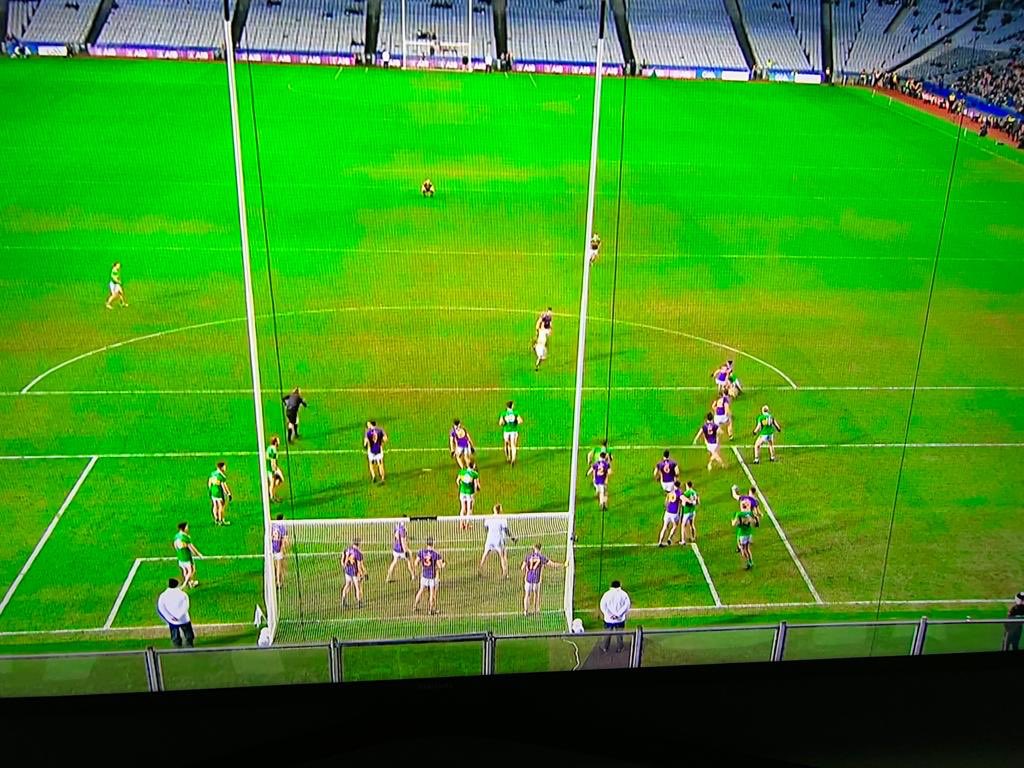 Did Kilmacud Crokes have 16 players on the pitch for that final play? This image suggests so