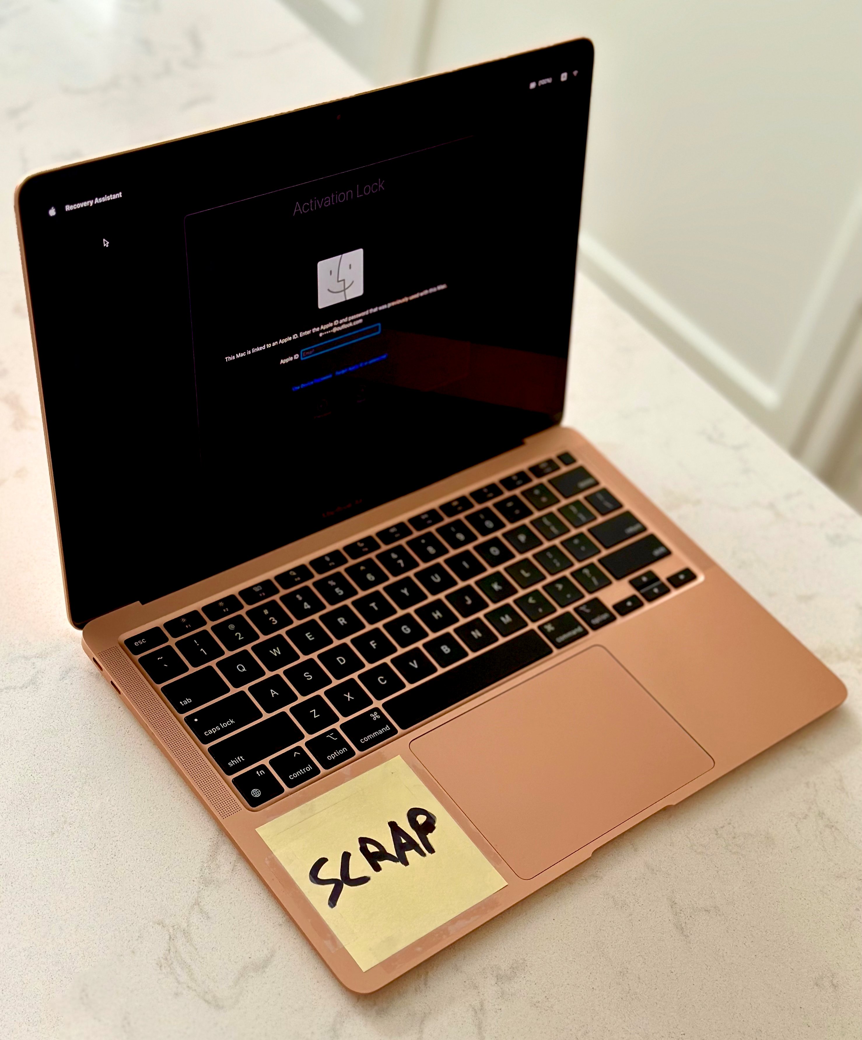 Apple MacBook сдают в металлолом из-за блокировки активации