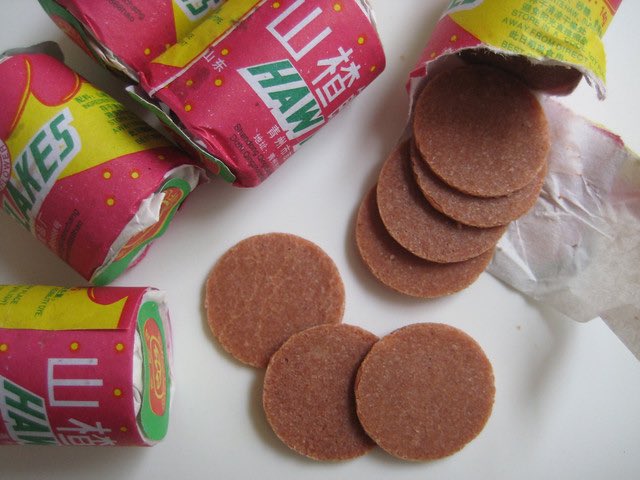darkangelraine's tweet photo. Chinese New Year is the one of those times of year that I like to indulge in all the things I loved in my childhood. Hence the photo of #Hawflakes. Seriously, I inhaled these as a kid and watching my 4 year old attempt to eat them was a bittersweet moment. 😂 https://t.co/7pPf7iCiZa