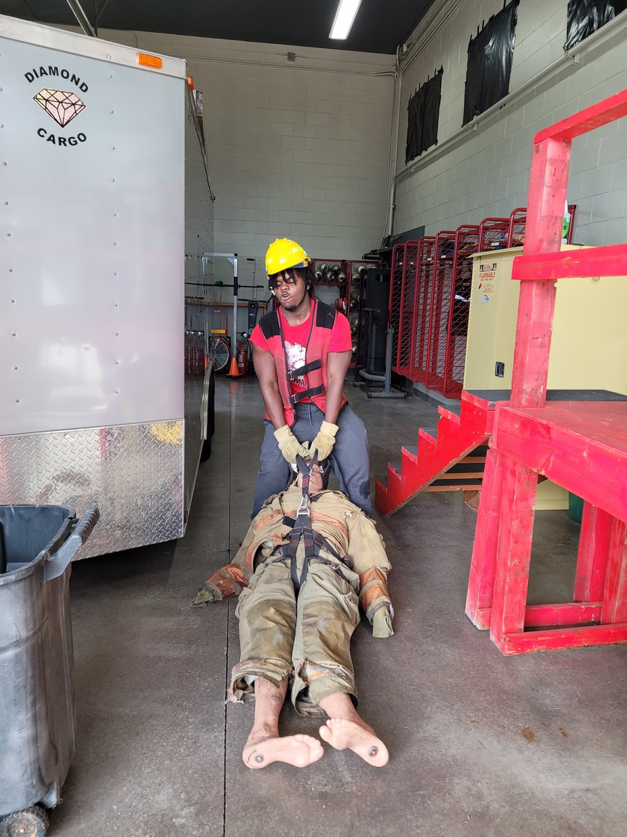 RandyLatner's tweet image. Dedication is working after hours to get ready for what happens after you graduate high school. #firescience #cpat @TCSBoardofEd @TCTATuscaloosa @MikeDaria @ALFireCollege @T_Town_Fire @BranchJetta @RyanBK23 @CTEWorks @SkillsUSA